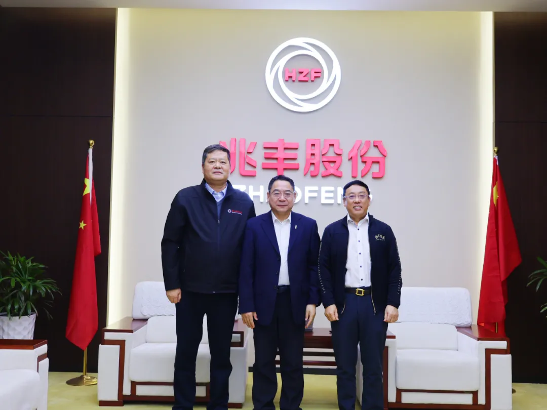 Ο Δρ Zhang Yilin, Διευθύνων Σύμβουλος της Schaeffler Greater China, επισκέπτεται την Zhaofeng Co., Ltd.