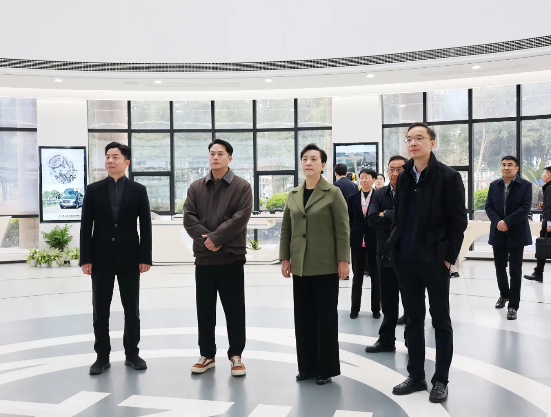 Ο Wang Wenxu, Πρόεδρος της Δημοτικής Επιτροπής Hangzhou της Πολιτικής Συμβουλευτικής Διάσκεψης του Κινεζικού Λαού (CPPCC), ερευνά την Zhaofeng Co., Ltd.